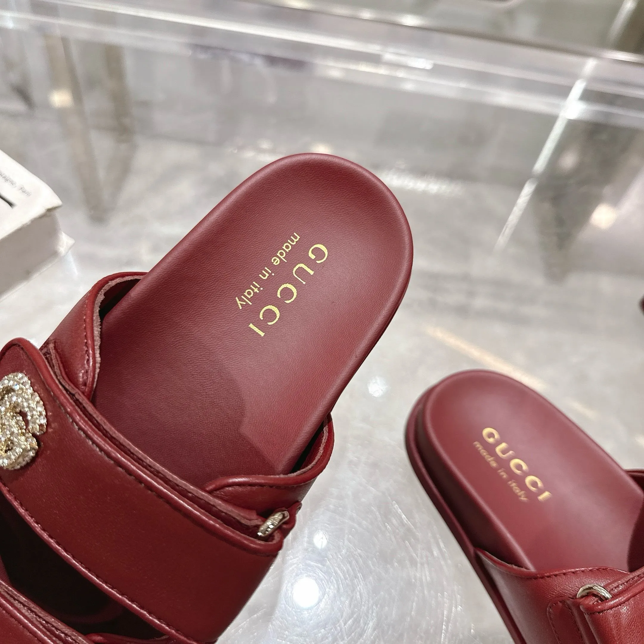 Wholesale direct sales 260👟👟 Gucci’s modern design aesthetic explores the path of unique craftsmanship, cleverly integrating the brand’s classic elements with its beloved brand identity. The sandal is embellished with the beloved Double G hardware, adding a touch of understated branding to the design, complementing the versatility of the Velcro straps. Women Light gold tone hardware Sheepskin lining Double G Rubber sole Velcro fastening Flat sole